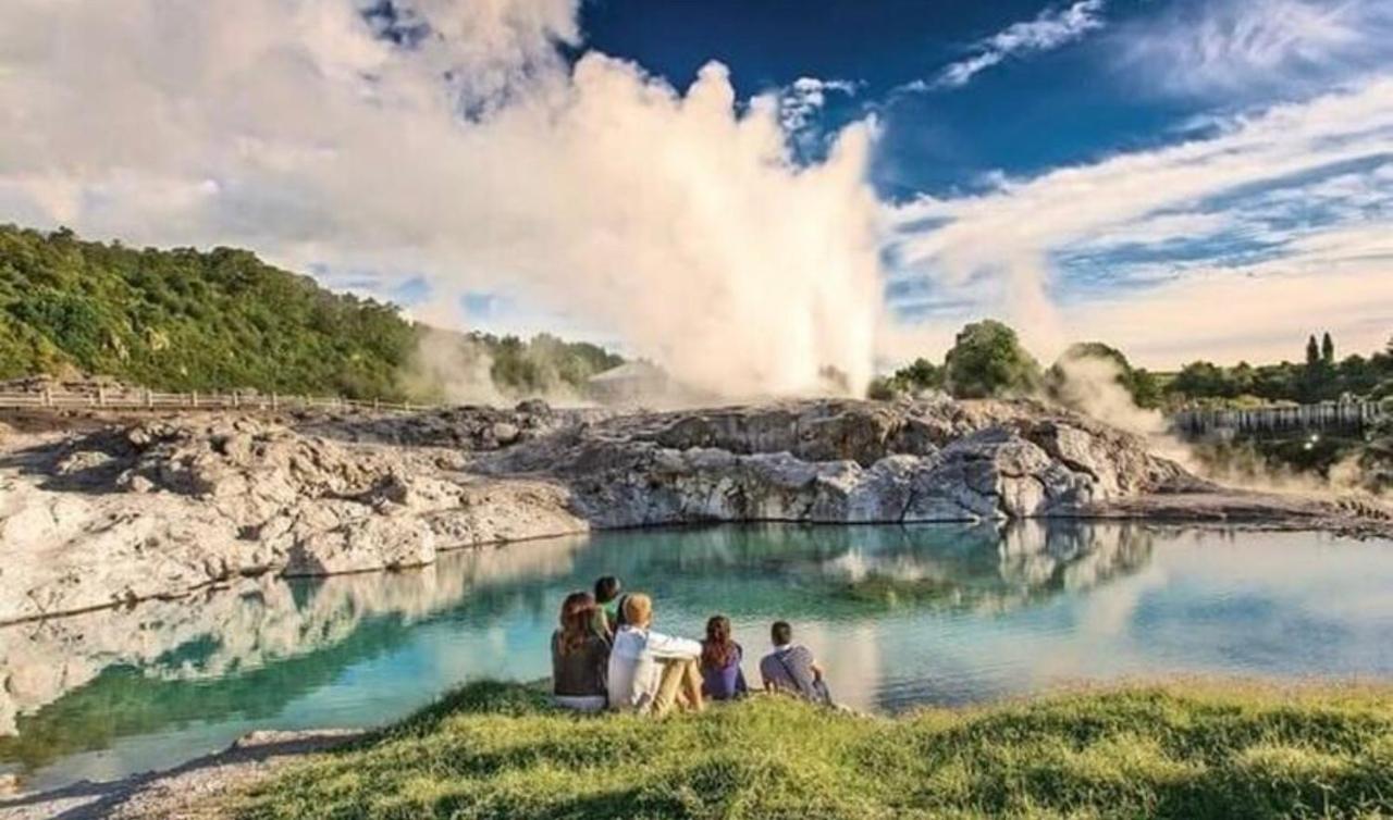 Skyline Mountain View Lodge Up To 16 People Rotorua Exteriör bild